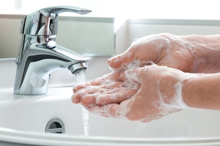 अपने हाथ को दिन में कई बार धोएं